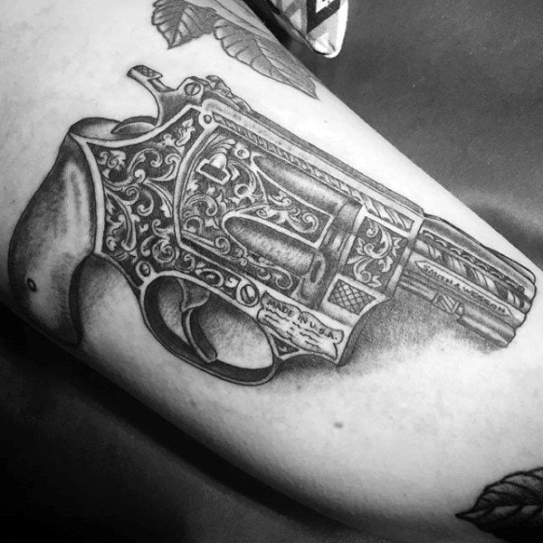 tatuaje pistola hombre 27