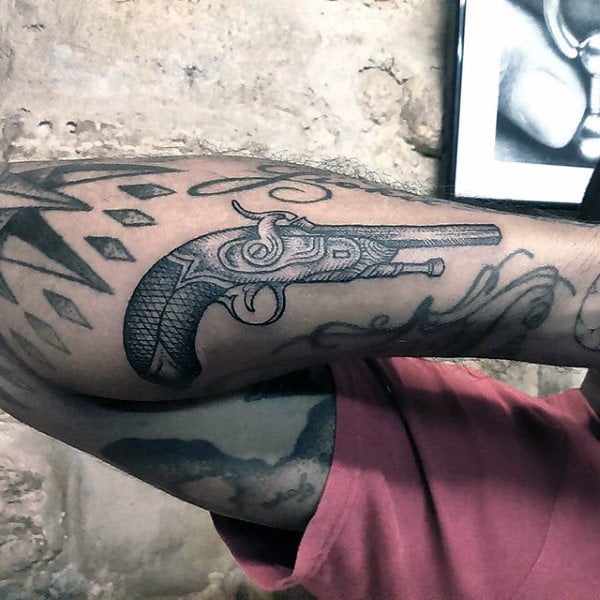 tatuaje pistola hombre 33