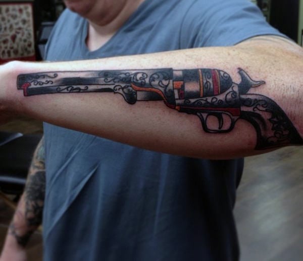 tatuaje pistola hombre 37