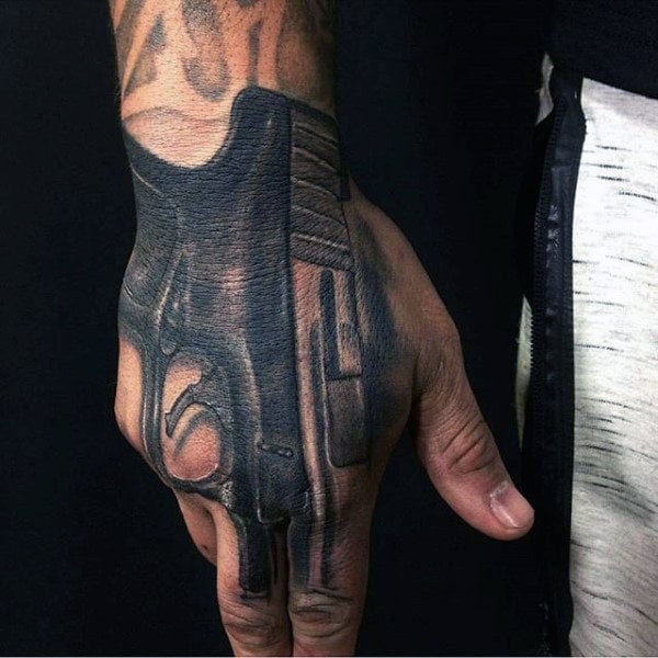 tatuaje pistola hombre 39