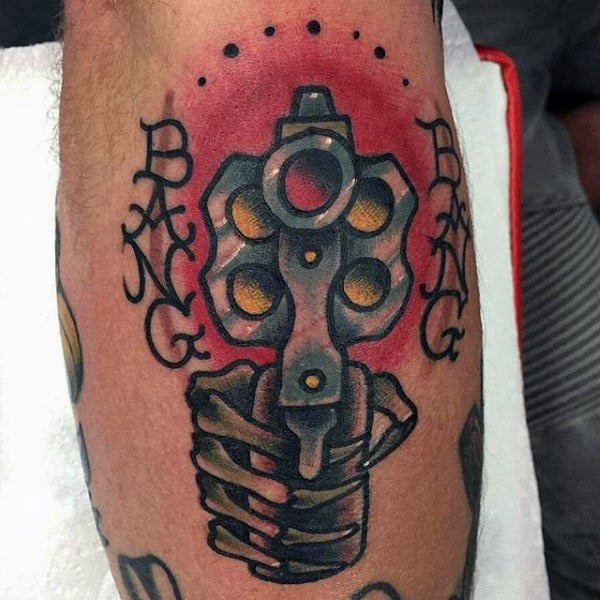 tatuaje pistola hombre 41