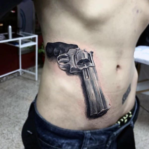 tatuaje pistola hombre 47