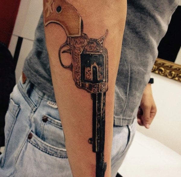 tatuaje pistola hombre 53