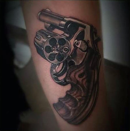 tatuaje pistola hombre 63