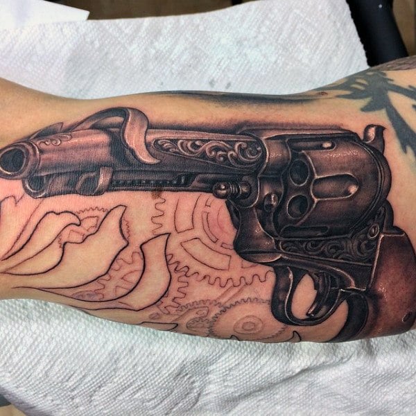 tatuaje pistola hombre 67