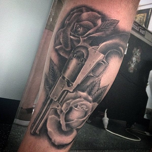 tatuaje pistola hombre 69