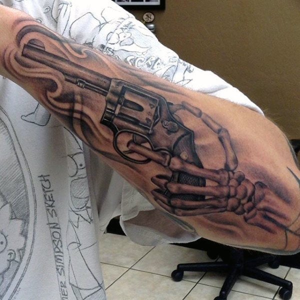 tatuaje pistola hombre 73