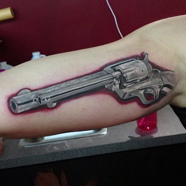 tatuaje pistola hombre 77