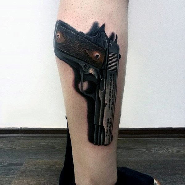 tatuaje pistola hombre 83