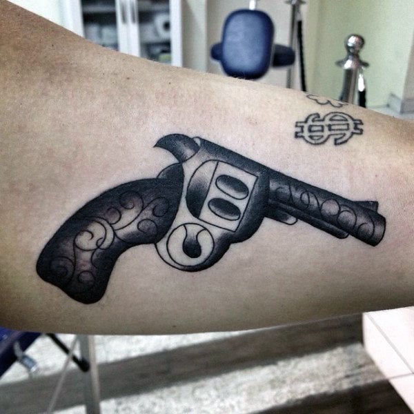 tatuaje pistola hombre 85