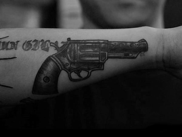 tatuaje pistola hombre 91