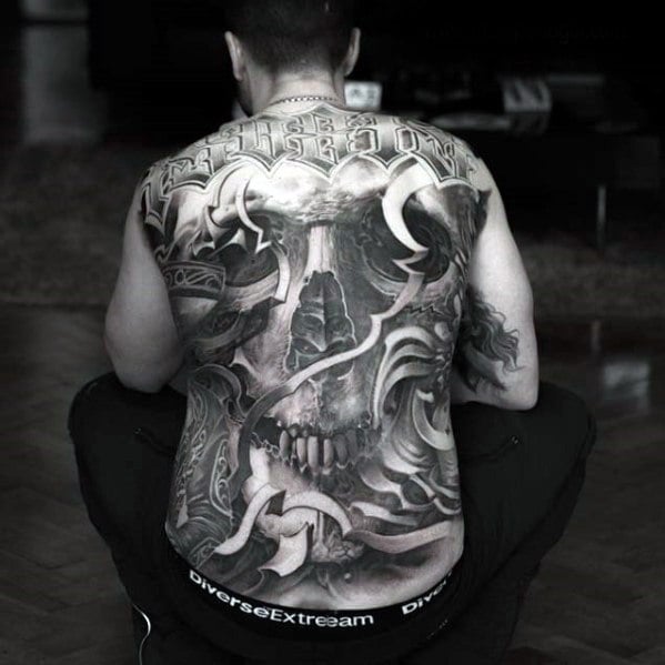 tatuaje calavera en espalda 11