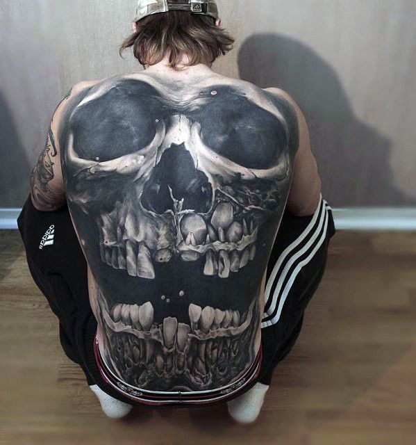 tatuaje calavera en espalda 13