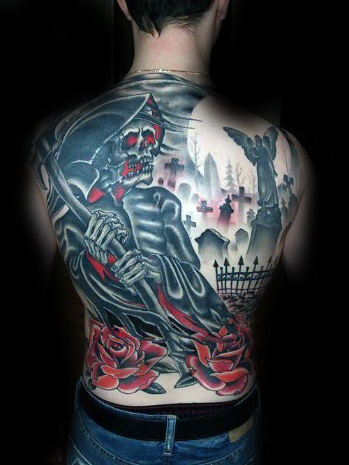 tatuaje calavera en espalda 35