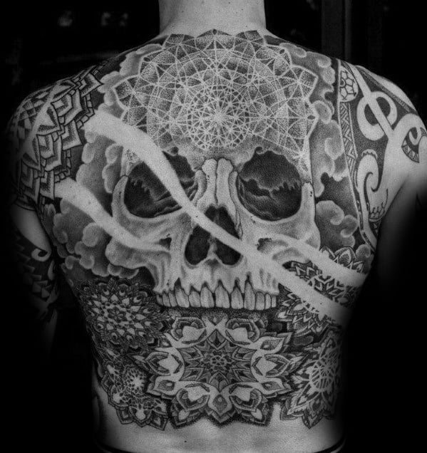 tatuaje calavera en espalda 49