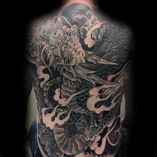 tatuaje dragon en espalda 08