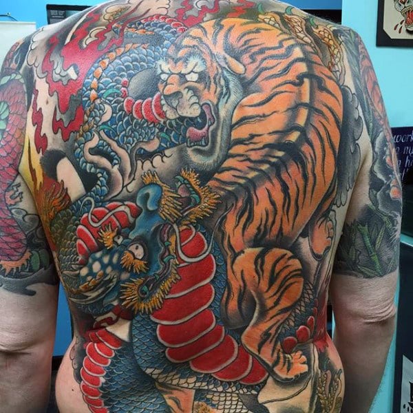 tatuaje dragon en espalda 106