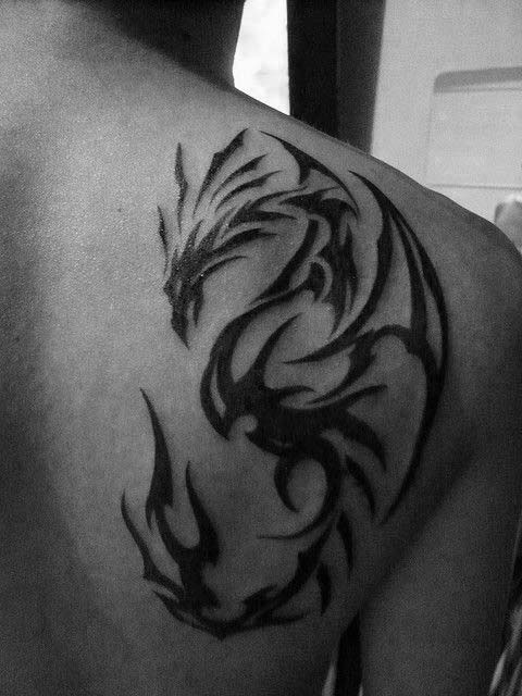 tatuaje dragon en espalda 110