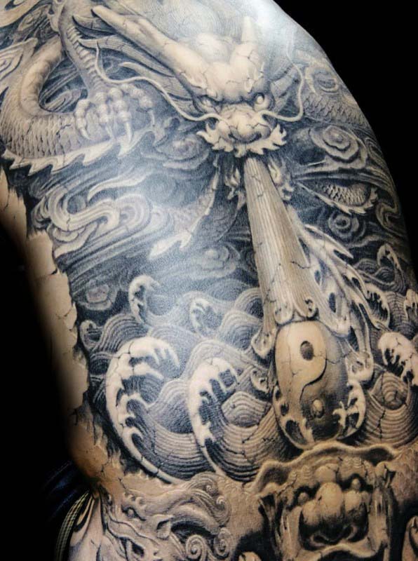 tatuaje dragon en espalda 112
