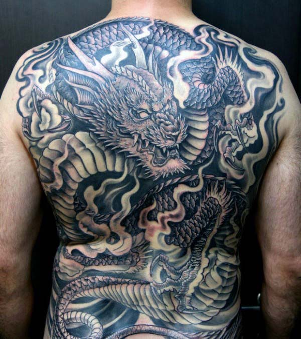 tatuaje dragon en espalda 114