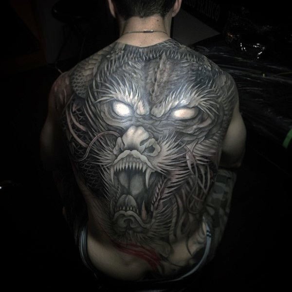 tatuaje dragon en espalda 14