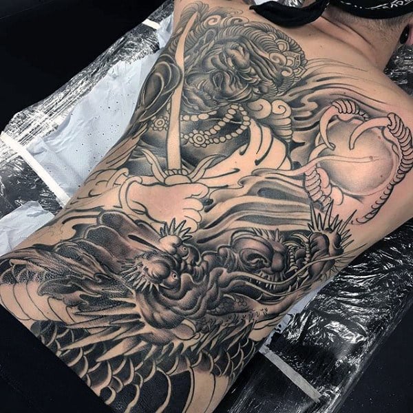 tatuaje dragon en espalda 20
