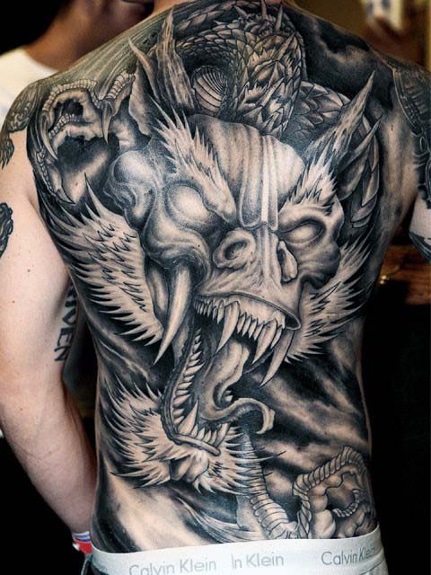 tatuaje dragon en espalda 26