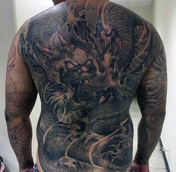 tatuaje dragon en espalda 30