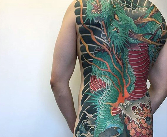 tatuaje dragon en espalda 32