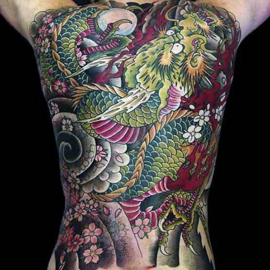 tatuaje dragon en espalda 34