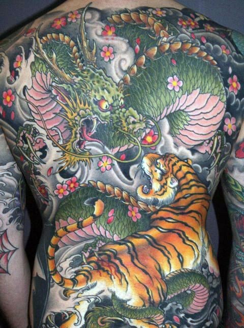tatuaje dragon en espalda 36