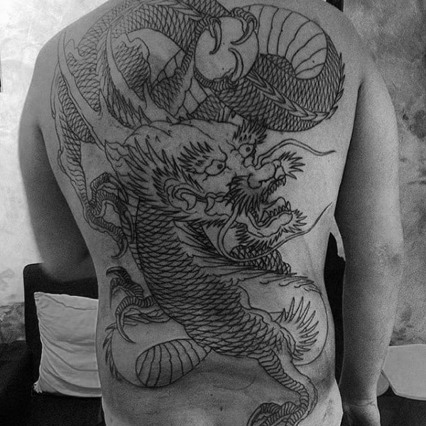 tatuaje dragon en espalda 38