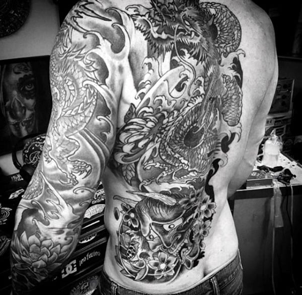 tatuaje dragon en espalda 50