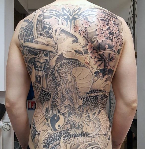 tatuaje dragon en espalda 60