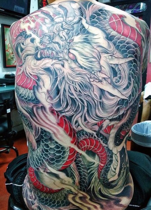 tatuaje dragon en espalda 70