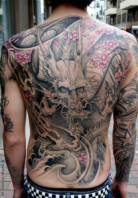 tatuaje dragon en espalda 80
