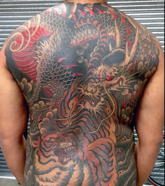 tatuaje dragon en espalda 86