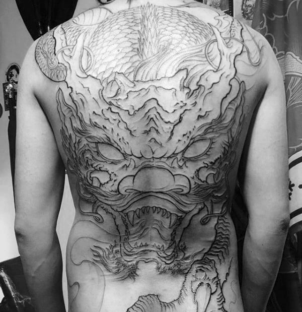 tatuaje dragon en espalda 92