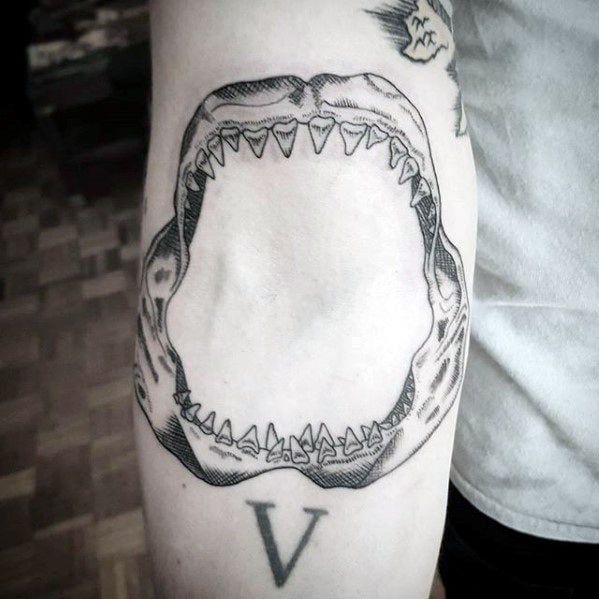 tatuaje mandibula tiburon 34