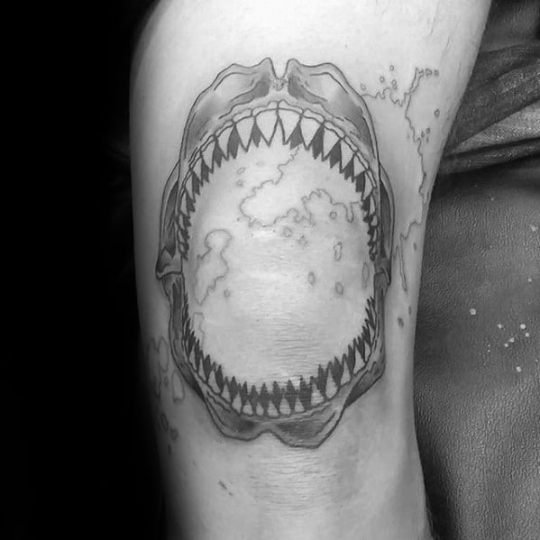 tatuaje mandibula tiburon 42