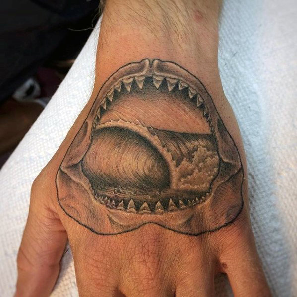tatuaje mandibula tiburon 50