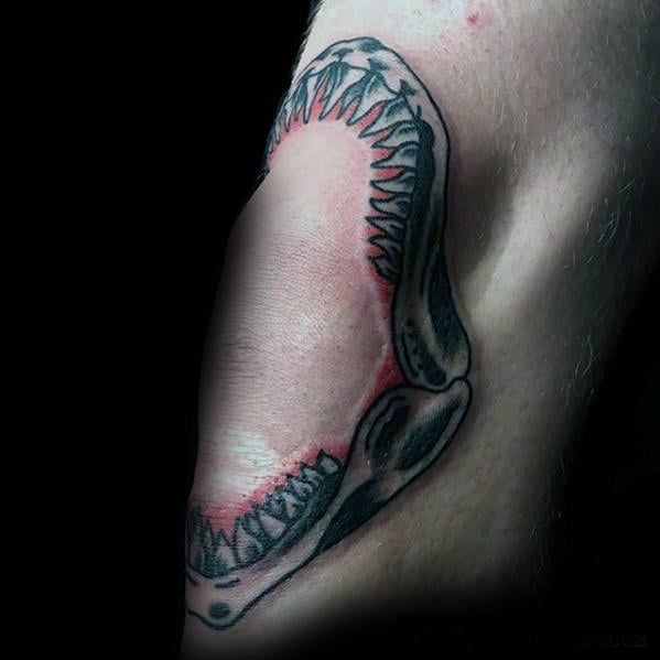 tatuaje mandibula tiburon 68