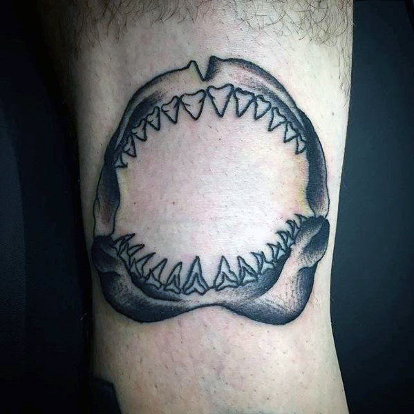 tatuaje mandibula tiburon 74