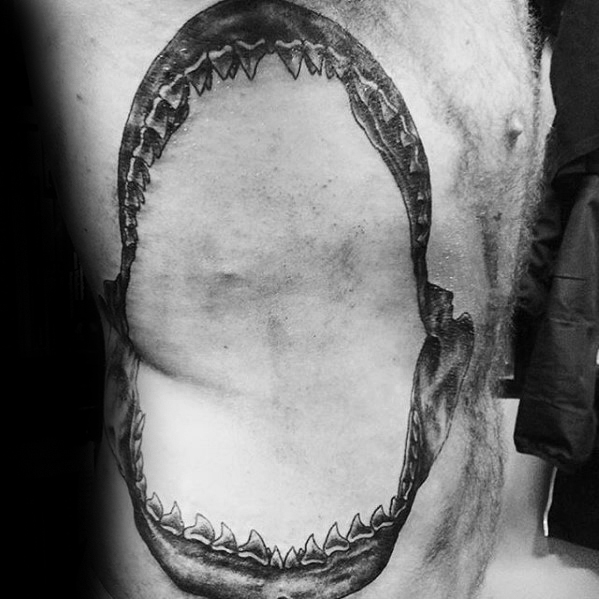 tatuaje mandibula tiburon 78