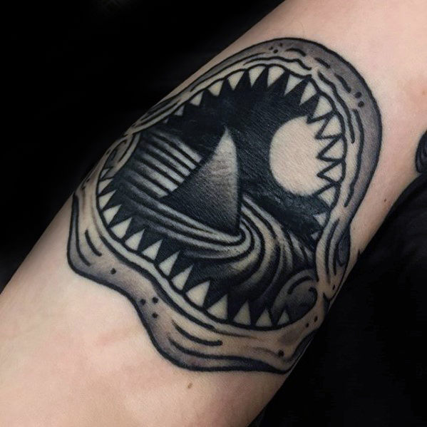 tatuaje mandibula tiburon 82