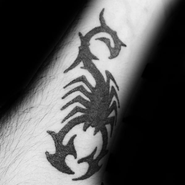 tatuaje escorpion tribal 75