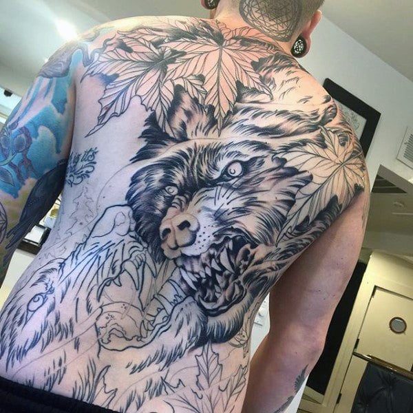 tatuaje lobo en espalda 05