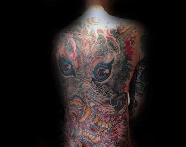tatuaje lobo en espalda 13