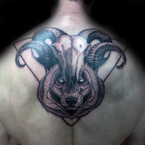 tatuaje lobo en espalda 35