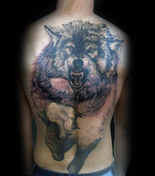 tatuaje lobo en espalda 39